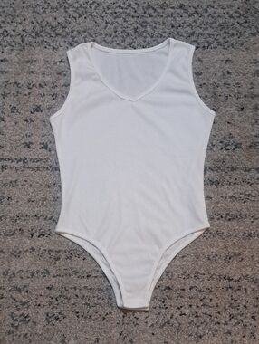 Source Unknown White Sleeveless V-Neck Bodysuit
